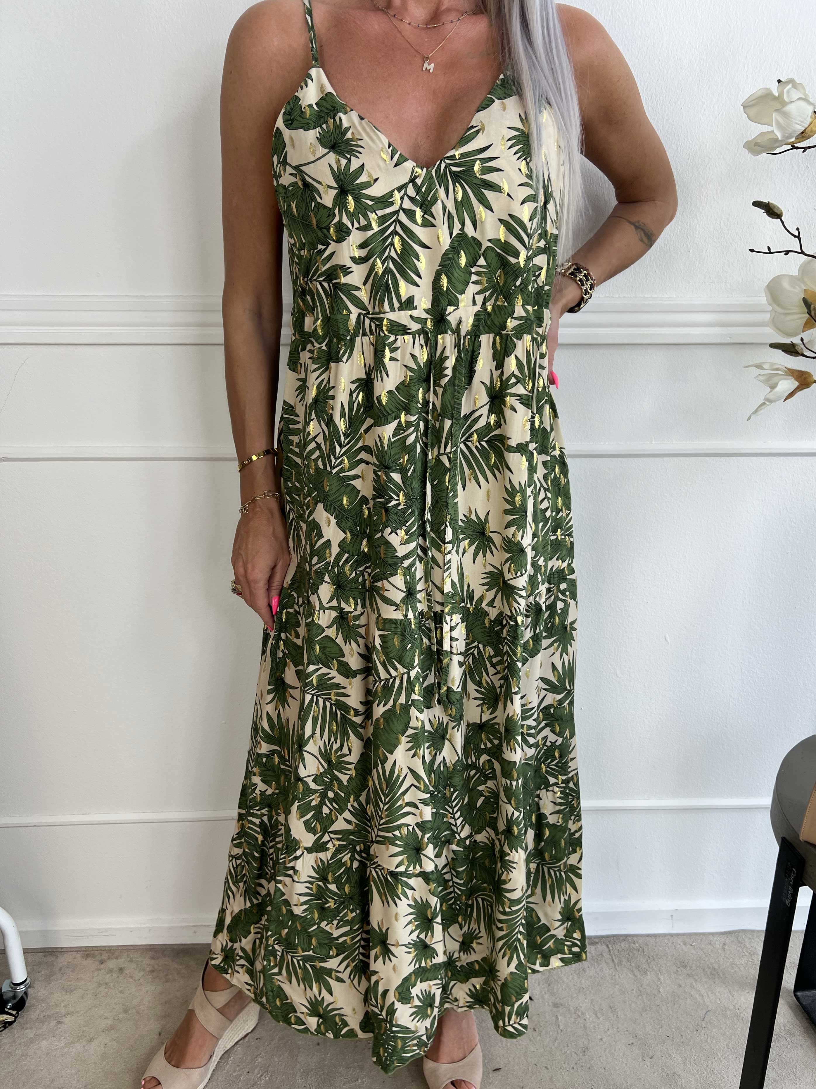 Lucie Palm - Klänning i viskos med palmtryck och v-ringning